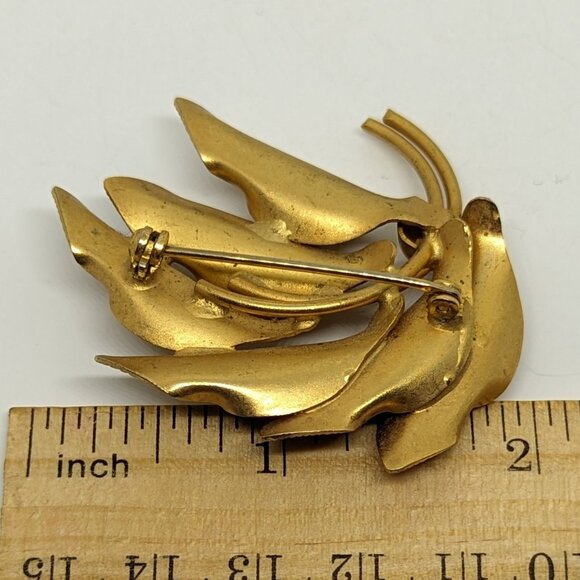 Vintage Brass Tone Leaf Brooch Pin With Textured Design Autumn - Picture 2 of 2